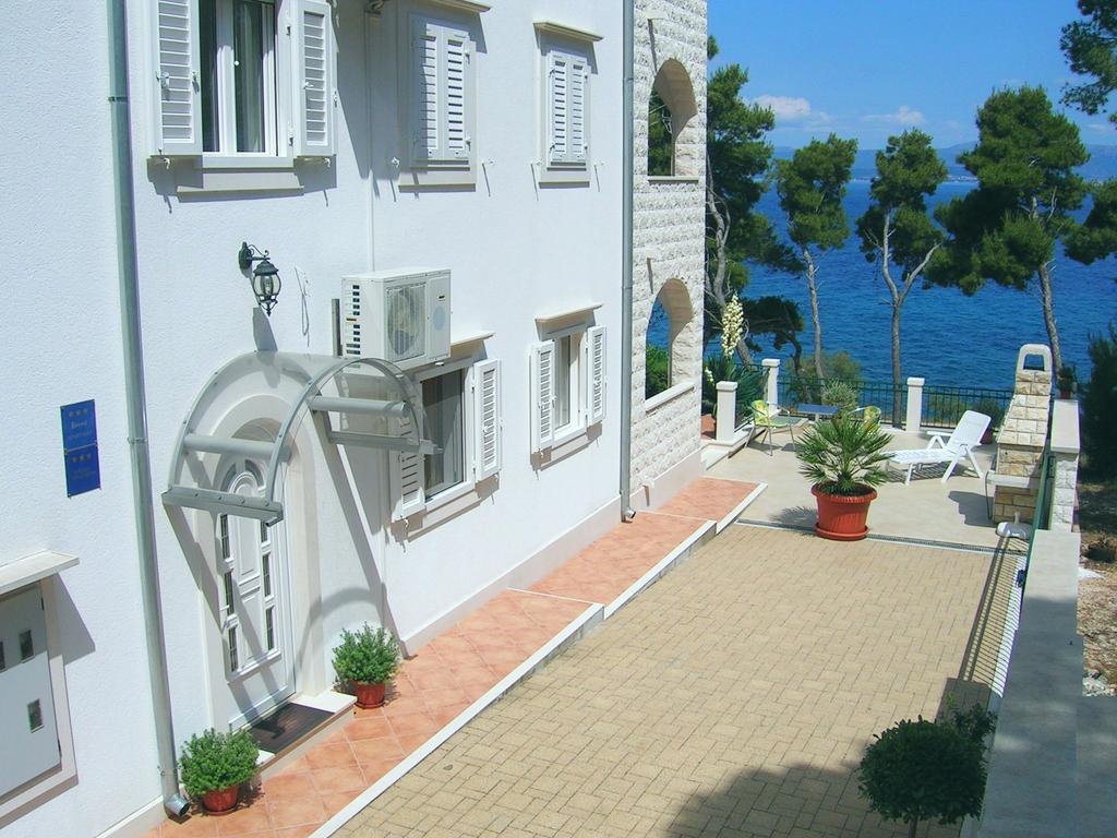 Apartments Villa La Riva - Seafront Accommodation Sutivan Exterior photo