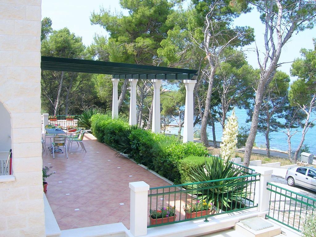 Apartments Villa La Riva - Seafront Accommodation Sutivan Exterior photo