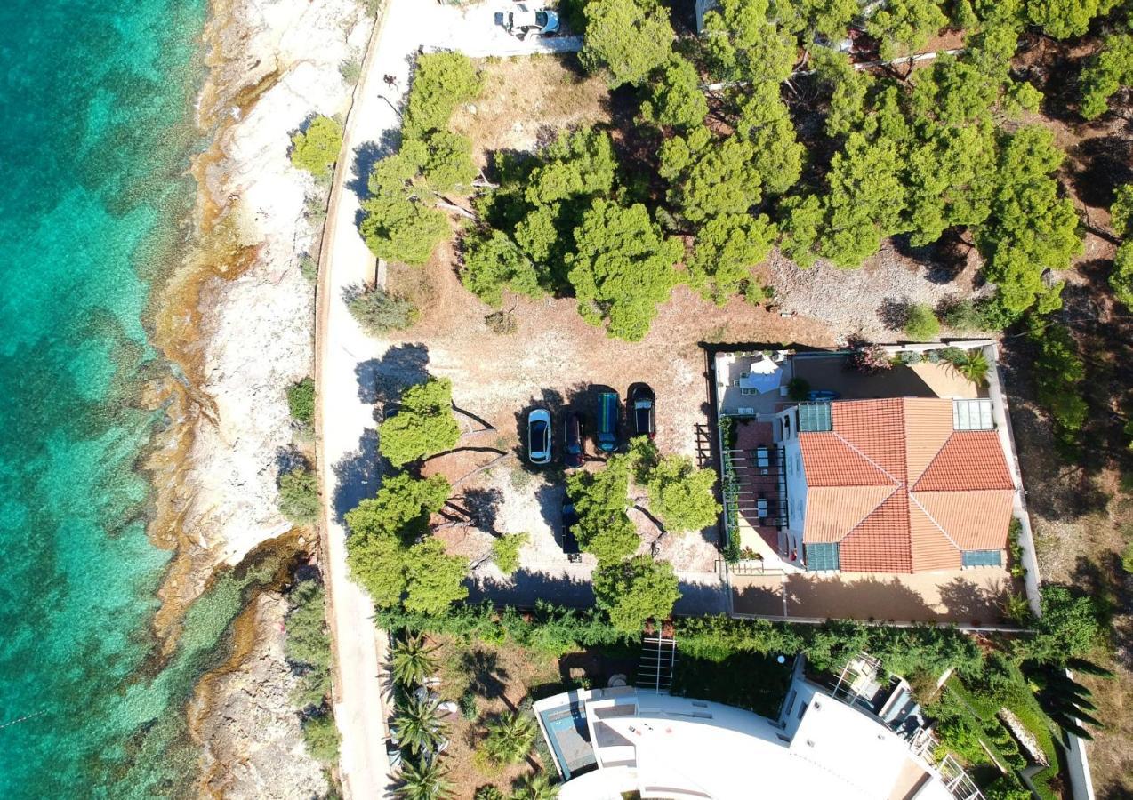 Apartments Villa La Riva - Seafront Accommodation Sutivan Exterior photo